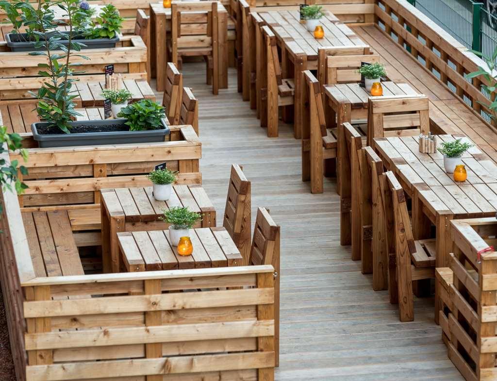 Acom-Hotel Вена Удобства фото Pallets are used to make furniture.
